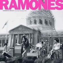 „RAMONES“ in Pink oben. „SUMMER IN THE CITY: Live in San Francisco, 1979“ kleiner darunter. Band auf Bühne vor Gebäude.