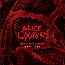 Text: "ALICE COOPER, THE STUDIO ALBUMS, 1975-1978". Schlangenleder-Textur in dunklem Rot.