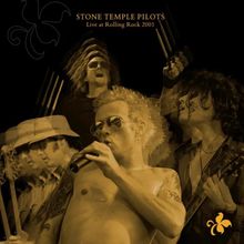 "STONE TEMPLE PILOTS Live at Rolling Rock 2001." Überlagerte Musiker, Gitarren und ein gelbes Logo unten rechts.