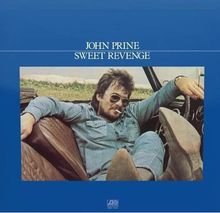 "JOHN PRINE SWEET REVENGE" in Weiß auf Blau, Mann in Jeans sitzt locker im Auto, Zigarette im Mund.