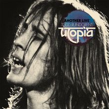 "ANOTHER LIVE" TODD RUNDGREN'S UTOPIA. Ein schwarz-weißes Porträt einer Person, die leidenschaftlich singt.