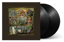 Ein Schaukasten mit verschiedenen surrealen Objekten und Szenen, daneben zwei schwarze Schallplatten.