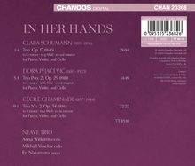 Texts: "CHAN 20368", "IN HER HANDS", "Clara Schumann", "Dora Pejačević", "Cécile Chaminade", "NEAVE TRIO". Lila Hintergrund.
