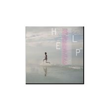 Text: "HELP" und eine Liste von Künstlernamen. Eine Person rennt über Wasser, der Himmel ist bewölkt.