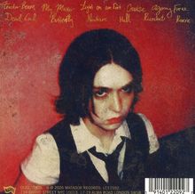 Texte: Tractor Beam, My Maker, Light on our Feet, Cruise, Dead End, Butterfly, Nowhere, Hell, Ricochet, Agony, Freak, Roxie. 

Eine Person mit ernstem Gesichtsausdruck vor rotem Hintergrund, schwarzhaarig, in weißem Hemd und Krawatte.