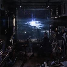 Ich kann den Text im Bild nicht identifizieren. Ein Mann sitzt in einem Raum mit Blick auf einen blauen Planeten im Weltall.