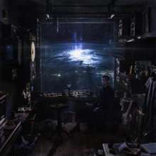 Es gibt keine sichtbaren Texte. Eine Person sitzt in einem Raum mit Blick auf einen leuchtenden Planeten oder eine Sphäre.