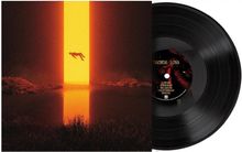 "LOSS" oben auf Schallplatte, Trackliste darunter. Illustration: Mann schwebt vor orange-gelbem Lichtspalt.