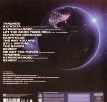 Eine Liste von Musiktiteln und Remixern, darüber ein leuchtender, violett schimmernder Planet vor schwarzem Hintergrund.