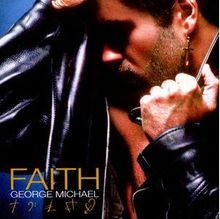 "FAITH" und "GEORGE MICHAEL" in weiß und gelb. Ein Mann in Lederjacke mit Kreuz-Ohrring, den Kopf nach unten geneigt.