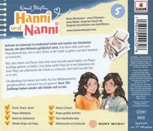 "Hanni und Nanni: Aufruhr im Internat! Ein Vierbeiner sorgt nachts für Chaos, während die Zwillinge Geheimnisse hüten."