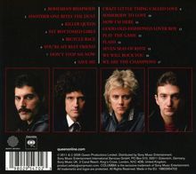 Titel von 17 Songs wie "Bohemian Rhapsody" und "We Are the Champions" sind aufgelistet. Darunter sind Porträts von vier Männern.