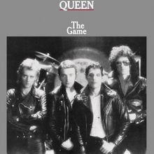 "QUEEN The Game" oben, vier Männer in Lederjacken, frontal. Einer trägt Sonnenbrille, im Hintergrund ein Schlagzeug.