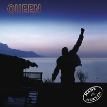 Text oben links: "QUEEN". Rechts unten: "MADE IN HEAVEN". Silhouette einer triumphierenden Statue vor einem See bei Dämmerung.