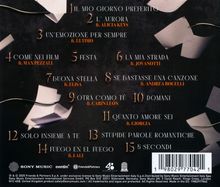 Trackliste mit fünfzehn Titeln, Künstlernamen eingefügt. Dunkler Hintergrund mit schwebenden Papierblättern. Logos unten.