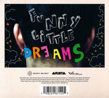 „FUNNY LITTLE DREAMS“ in verspielten Buchstaben. Ohr und Nacken, umgeben von gezeichneten Wolken und Sternen.