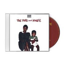 „THE FORK and KNIFE“ in roter Schrift. Eine Frau und ein Kind sitzen nebeneinander, das Kind hält ein Buch.