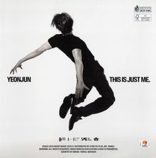 YEONJUN. THIS IS JUST ME. Person in Bewegung, springt dynamisch in schwarzem Outfit auf weißem Hintergrund.