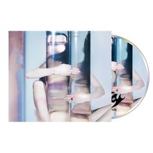 Auf dem Bild ist "long longs" zu lesen. Eine Person hält einen transparenten Zylinder, wodurch ihr Körper verzerrt wird.