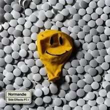 "Normandie. Side Effects PT.1" ist auf einem gelben Ballon mit Smiley, umgeben von weißen Tabletten, zu lesen.