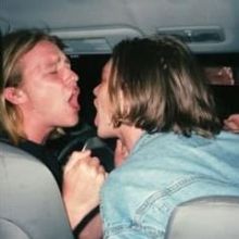 Zwei Personen in einem Auto schreien sich an, während sie sich die Hände halten. Es ist dunkel im Auto.