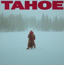 Text: "TAHOE". Eine Person in rotem Hut und Mantel steht in verschneiter Landschaft, umgeben von Bäumen.
