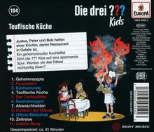 Titel: Die drei ??? Kids – Teuflische Küche. Justus, Peter und Bob helfen einer Köchin, deren Restaurant in Gefahr ist. Ein geheimnisvoller Kochlöffel führt die ??? Kids auf eine spannende Spur. Werden sie das Rätsel rechtzeitig lösen? Trackliste: 1. Geheimrezepte, 2. Feueralarm, 3. Küchenrunde, 4. Teuflische Küche, 5. Der Teufelslöffel, 6. Seemannsgarn, 7. Abwaschhelden, 8. Invasion der Mäuse, 9. Offene Bibliothek, 10. Zeitreise, 11. Letzter Gang. Gesamtlaufzeit: ca. 81 Minuten. Links: Zwei Jungen am Tisch, rechts: Koch mit schwebenden roten Dämonen.