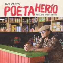 „ELVIS CRESPO POETA HERÓICO“ und „COLMADITO SPECIAL EDITION“ steht oben. Ein Mann lehnt entspannt an einer Theke.