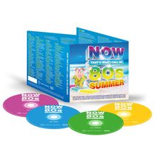 NOW THAT'S WHAT I CALL AN 80s SUMMER. Bunte CD-Hülle mit sommerlichen Grafiken und 4 CDs in verschiedenen Farben.