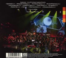 Text: Titel und Lieder eines Live-Auftritts mit einem Orchester. Darunter eine Bühne mit Musikern und farbige Beleuchtung.