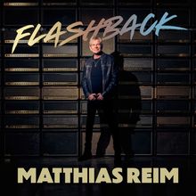 Text: "FLASHBACK" oben, "MATTHIAS REIM" unten. Ein Mann steht vor einer Wand aus Verstärkern.
