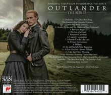 Original Television Soundtrack: Season 8, Outlander The Series. Eine Frau lehnt an einem Mann, beide tragen historische Kleidung.