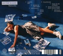 "Nectar Woode Naturally. Lieder: Lights Off, Roses in the Dark, Stick Fight. Frau liegt entspannt am Boden mit Schallplatten."