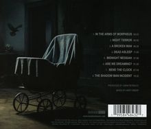Titel der Songs und Zeiten auf der rechten Seite. Links: Ein alter Kinderwagen mit Tuch, Totenkopf und Rabe im Dunkeln.