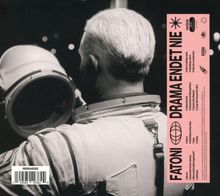 "DRAMA ENDET NIE" steht auf rosa Hintergrund. Ein Astronaut von hinten hält seinen Helm.