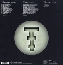 "The Pineapple Thief - Far and Wide", Titellisten für CD1 und CD2. Rundes Symbol mit ausgeschnittenem "T" in der Mitte.
