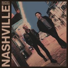 Text: „Nashville“, „Maffay + Oerding“. Zwei Männer gehen zwischen beleuchteten Gebäuden entlang.