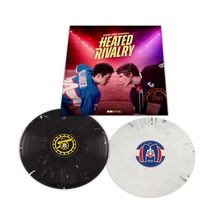 Zwei Personen in Eishockeytrikots stehen sich gegenüber, darüber steht "Heated Rivalry". Zwei bunte Vinyl-Schallplatten unten.