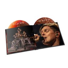 Text: "Michael Patrick Kelly Traces Live". Offenes Album mit Fotos von einem Sänger bei einem Konzert.