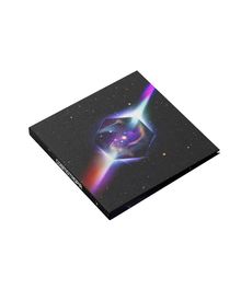Der Text "COSMOTOPIA" ist seitlich sichtbar. Ein leuchtendes, hexagonales, blau-lila Muster symbolisiert das Universum.