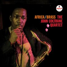 Text: "AFRICA/BRASS THE JOHN COLTRANE QUARTET". Ein Mann in einem dunklen Raum hält ein Saxophon. Logo oben rechts.