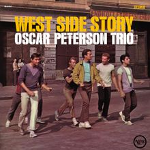 "West Side Story, Oscar Peterson Trio" in großer Schrift. Eine Gruppe von fünf Männern geht entschlossen durch eine Straße.