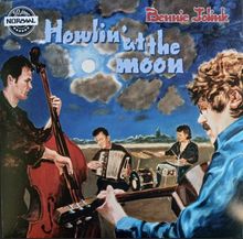 "Howlin' at the moon", "Bennie Jolink". Illustration einer Band mit Instrumenten vor wolkigem Himmel und Mond.