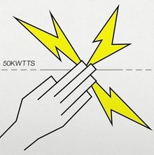 Text "50KWTTS" neben einer stilisierten Hand, die zwei gelbe Blitze hält.