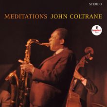 "Meditations John Coltrane" in orange Schrift oben. Darunter spielt ein Mann Saxophon, daneben ein Bassist.