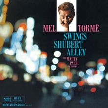 "Mel Tormé Swings Shubert Alley" steht groß auf unscharfem Hintergrund, oben ein Porträt von Mel Tormé.