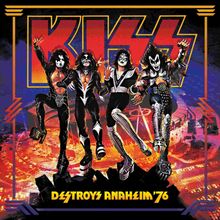 "KISS" in großen Buchstaben, darunter "Destroys Anaheim '76". Vier Personen in aufwendigen, auffälligen Kostümen.