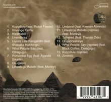 Eine Trackliste mit 16 Songs und je nach Titel verschiedenen Künstlern. Im Hintergrund sind schwebende Pyramiden.
