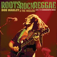 "ROOTS ROCK REGGAE, BOB MARLEY & THE WAILERS LIVE AT THE HAMMERSMITH ODEON." Ein Musiker spielt Gitarre.