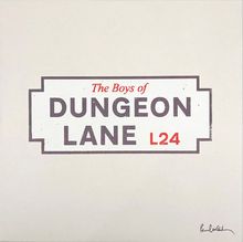 Text: "The Boys of DUNGEON LANE L24". Stilisiert wie ein Straßenschild mit einer unterschriebenen Signatur unten rechts.